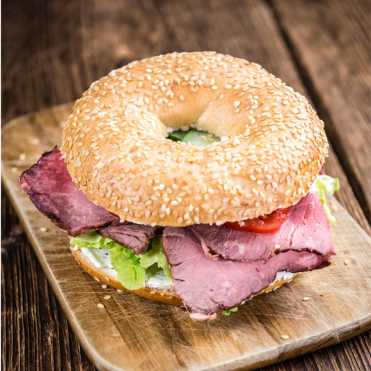 Pastrami, coleslaw, salade, oignons crispy, sauce barbecue