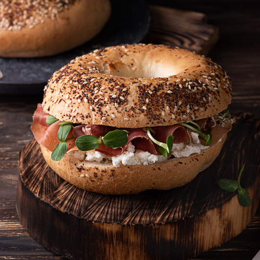 Jambon cru, mozzarella di bufala, huile d'olive, basilic