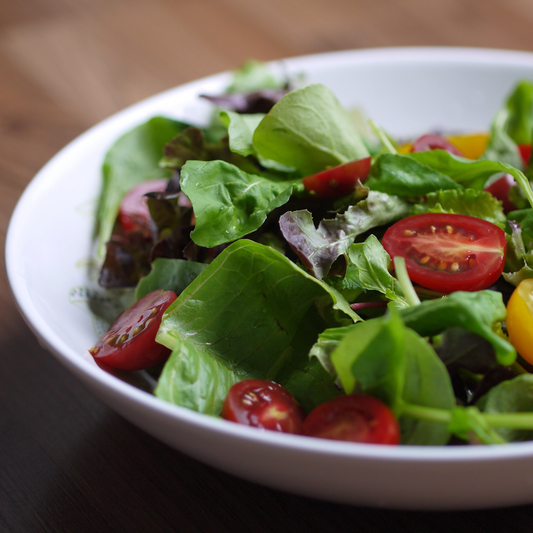 Mélange de salades, tomates cerises, herbes fraîches